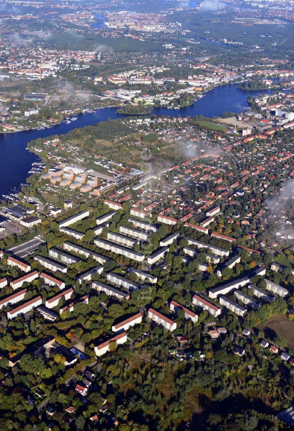 Berlin von oben - Von Wolken überzogene Stadtansicht mit Blick über den Stadtteil Köpenick entlang dem Fluss Dahme auf Höhe der Rohrwall-Insel bei herbstlichem Wetter in Berlin