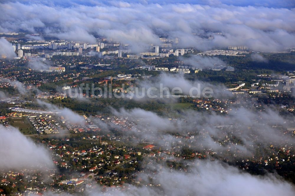 Berlin von oben - Von Wolken durchzogene Stadtansicht mit Blick über die Ortsteile Köpenick, Kaulsdorf und Biesdorf auf Hochhäuser in Berlin - Marzahn-Hellersdorf