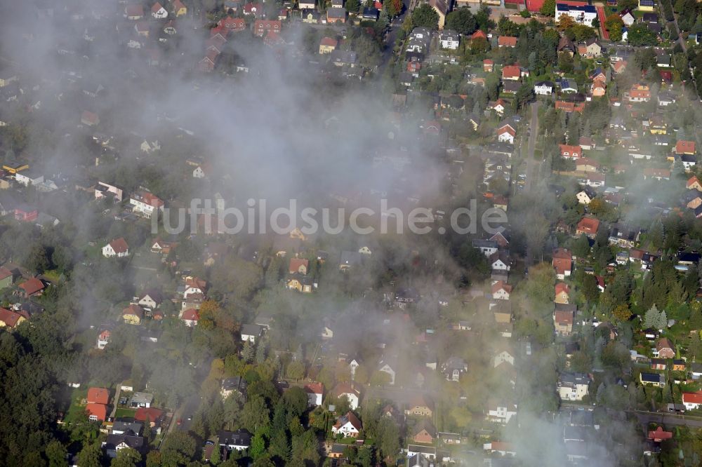 Luftbild Berlin - Von Wolken durchzogene Stadtteilansicht mit Blick auf ein Wohngebiet im Ortsteil Mahlsdorf in Berlin