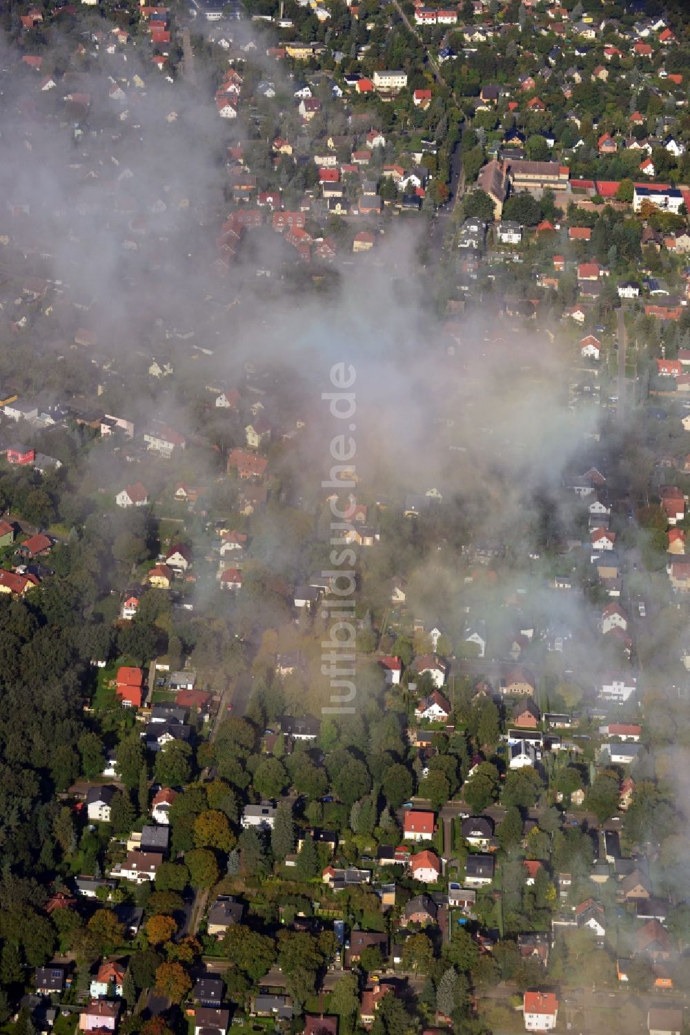 Luftbild Berlin - Von Wolken durchzogene Stadtteilansicht mit Blick auf ein Wohngebiet im Ortsteil Mahlsdorf in Berlin