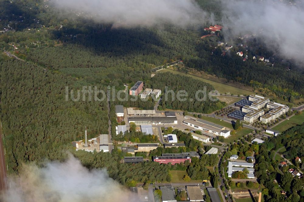 Luftaufnahme Berlin - Von Wolken und Nebel überzogener Campus des Innovationspark Wuhlheide ( IPW ) in Berlin - Köpenick