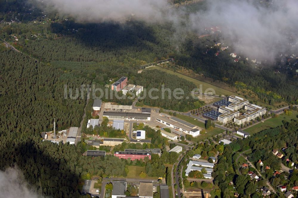 Berlin aus der Vogelperspektive: Von Wolken und Nebel überzogener Campus des Innovationspark Wuhlheide ( IPW ) in Berlin - Köpenick