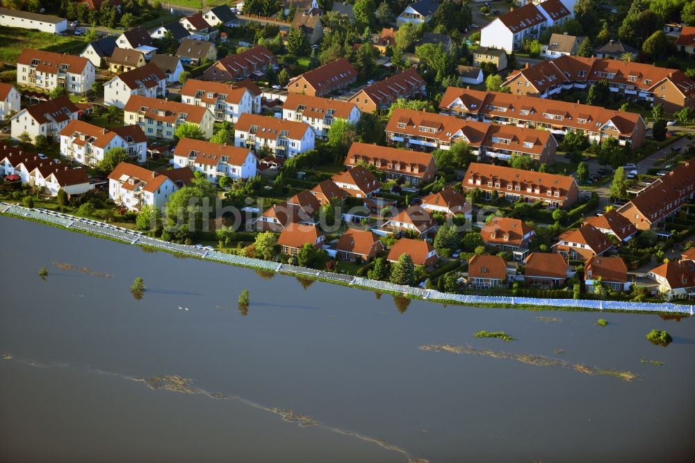 Luftbild Gerwisch - Vorbereitung auf Hochwasserschutz durch Damm- Verstärkung und Wallbau an den Überflutungsgebieten am Ufer der Elbe in Gerwisch im Bundesland Sachsen-Anhalt