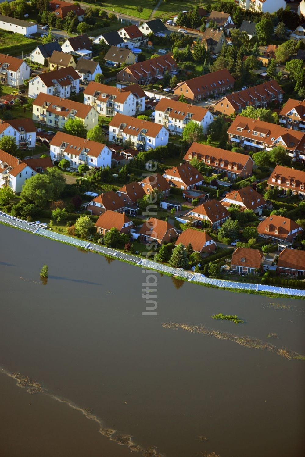 Luftaufnahme Gerwisch - Vorbereitung auf Hochwasserschutz durch Damm- Verstärkung und Wallbau an den Überflutungsgebieten am Ufer der Elbe in Gerwisch im Bundesland Sachsen-Anhalt