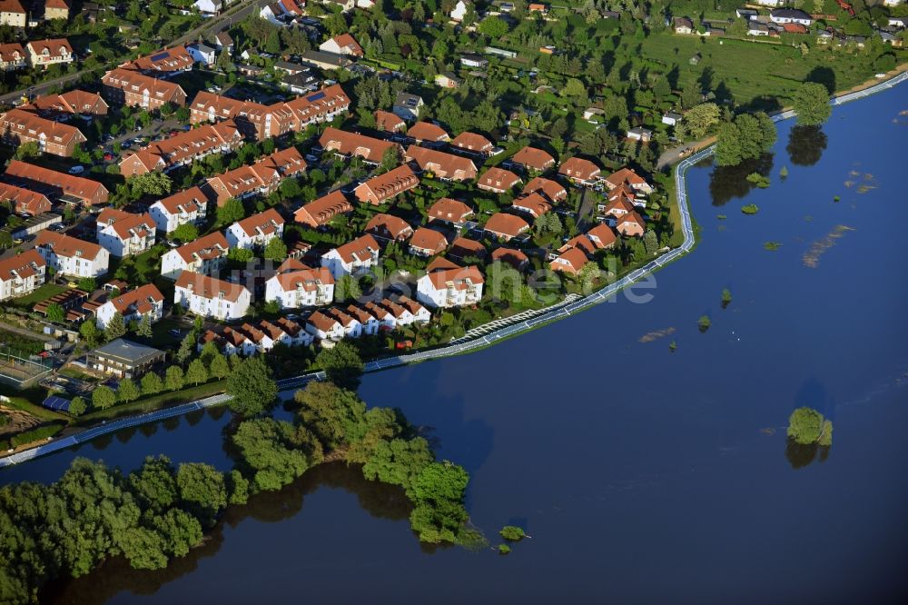 Gerwisch von oben - Vorbereitung auf Hochwasserschutz durch Damm- Verstärkung und Wallbau an den Überflutungsgebieten am Ufer der Elbe in Gerwisch im Bundesland Sachsen-Anhalt