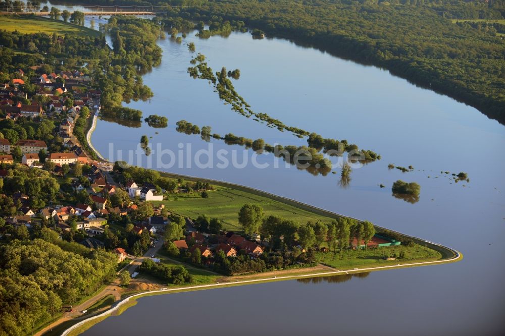 Luftbild Gerwisch - Vorbereitung auf Hochwasserschutz durch Damm- Verstärkung und Wallbau an den Überflutungsgebieten am Ufer der Elbe in Gerwisch im Bundesland Sachsen-Anhalt