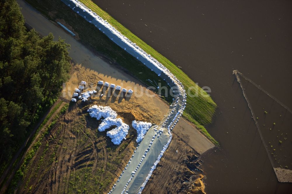 Luftbild Gerwisch - Vorbereitung auf Hochwasserschutz durch Damm- Verstärkung und Wallbau an den Überflutungsgebieten am Ufer der Elbe in Gerwisch im Bundesland Sachsen-Anhalt