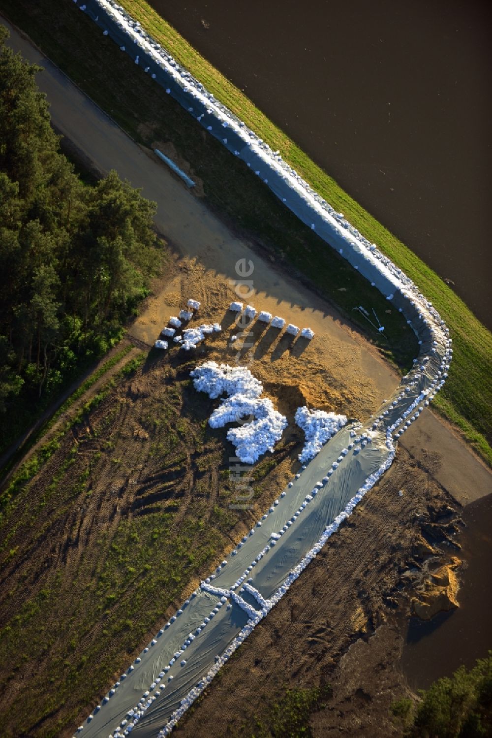 Luftaufnahme Gerwisch - Vorbereitung auf Hochwasserschutz durch Damm- Verstärkung und Wallbau an den Überflutungsgebieten am Ufer der Elbe in Gerwisch im Bundesland Sachsen-Anhalt