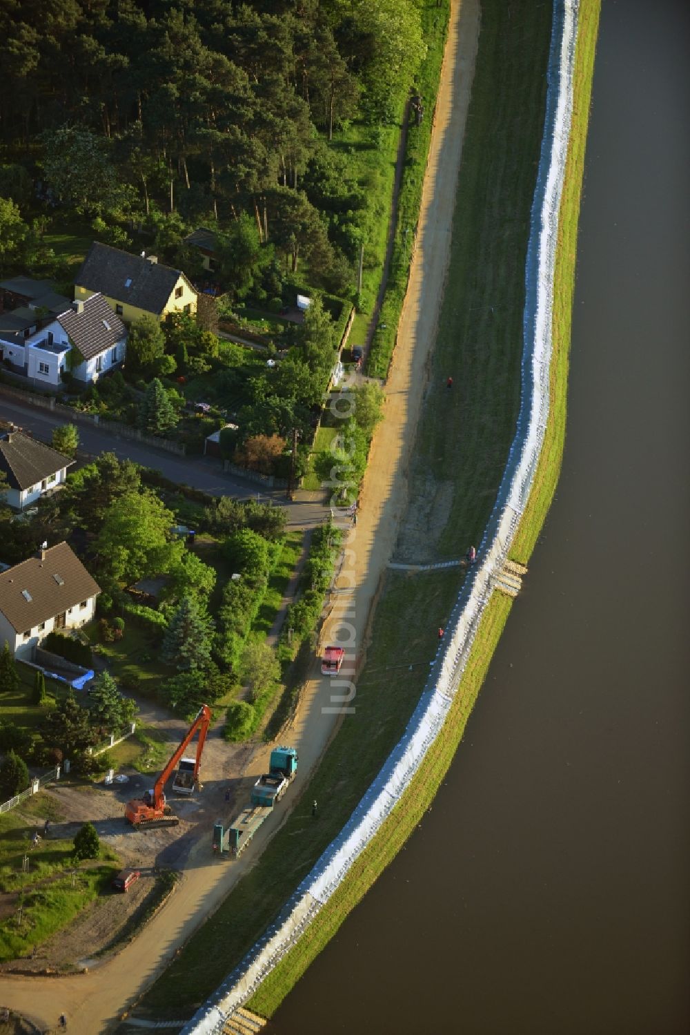 Gerwisch von oben - Vorbereitung auf Hochwasserschutz durch Damm- Verstärkung und Wallbau an den Überflutungsgebieten am Ufer der Elbe in Gerwisch im Bundesland Sachsen-Anhalt