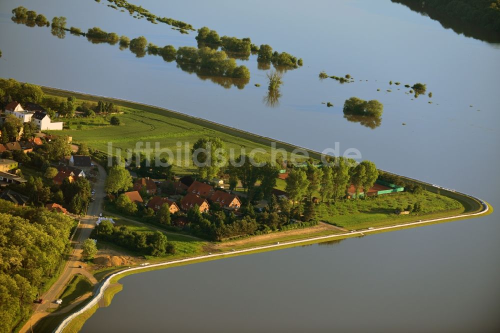 Gerwisch aus der Vogelperspektive: Vorbereitung auf Hochwasserschutz durch Damm- Verstärkung und Wallbau an den Überflutungsgebieten am Ufer der Elbe in Gerwisch im Bundesland Sachsen-Anhalt