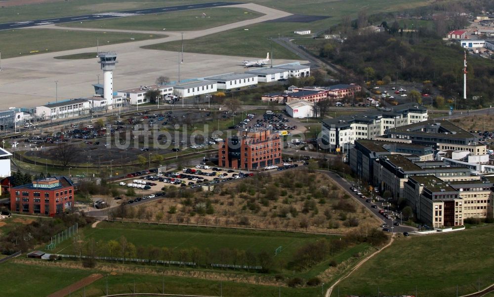 Erfurt aus der Vogelperspektive: Vorfeld, Terminal und Rollwege am Flughafen Erfurt im Bundesland Thüringen