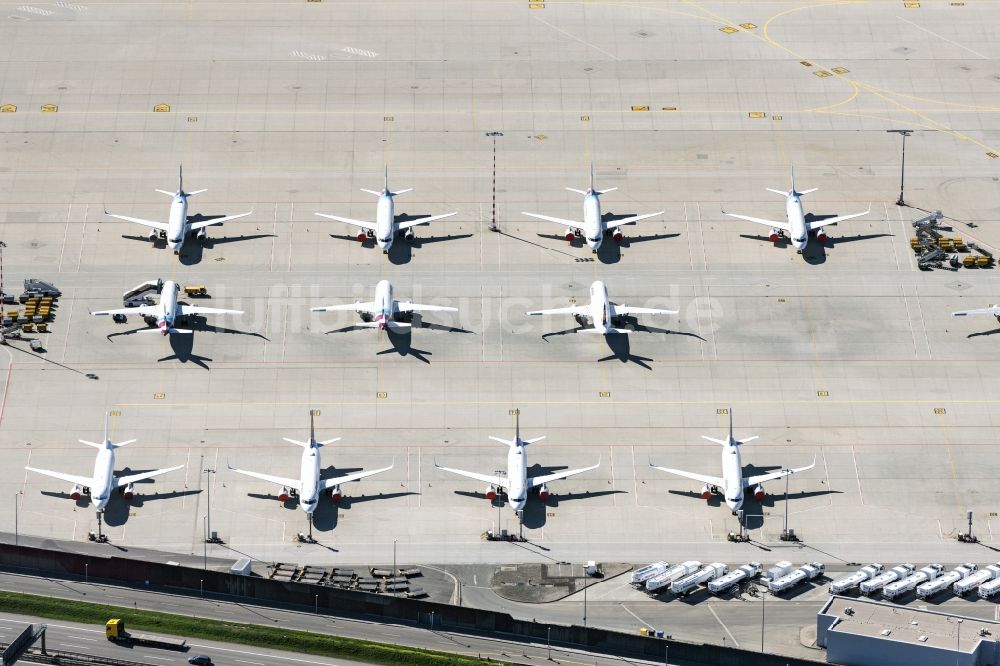 Luftbild Stuttgart - Vorrübergehend stillgelegte Passagierflugzeuge auf dem Flughafen in Stuttgart im Bundesland Baden-Württemberg, Deutschland