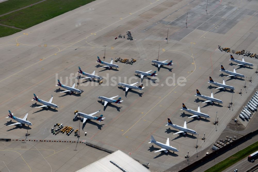 Luftbild Stuttgart - Vorrübergehend stillgelegte Passagierflugzeuge auf dem Flughafen in Stuttgart im Bundesland Baden-Württemberg, Deutschland