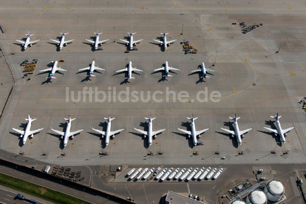 Luftaufnahme Stuttgart - Vorrübergehend stillgelegte Passagierflugzeuge auf dem Flughafen in Stuttgart im Bundesland Baden-Württemberg, Deutschland