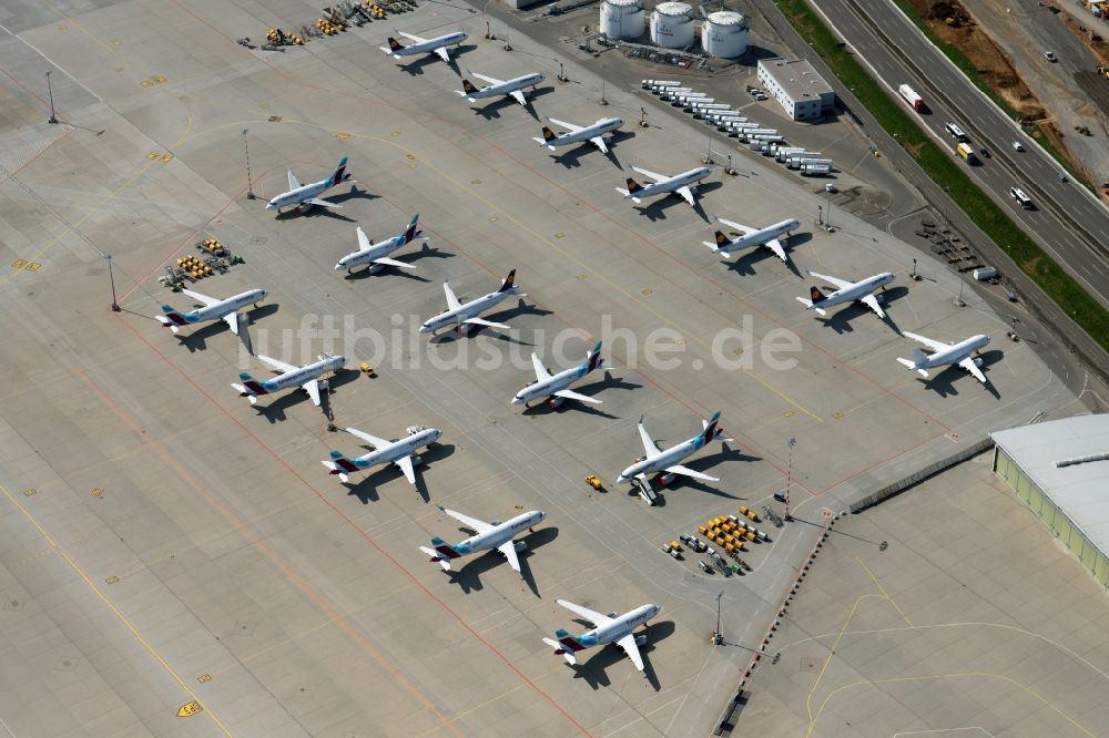 Stuttgart von oben - Vorrübergehend stillgelegte Passagierflugzeuge auf dem Flughafen in Stuttgart im Bundesland Baden-Württemberg, Deutschland