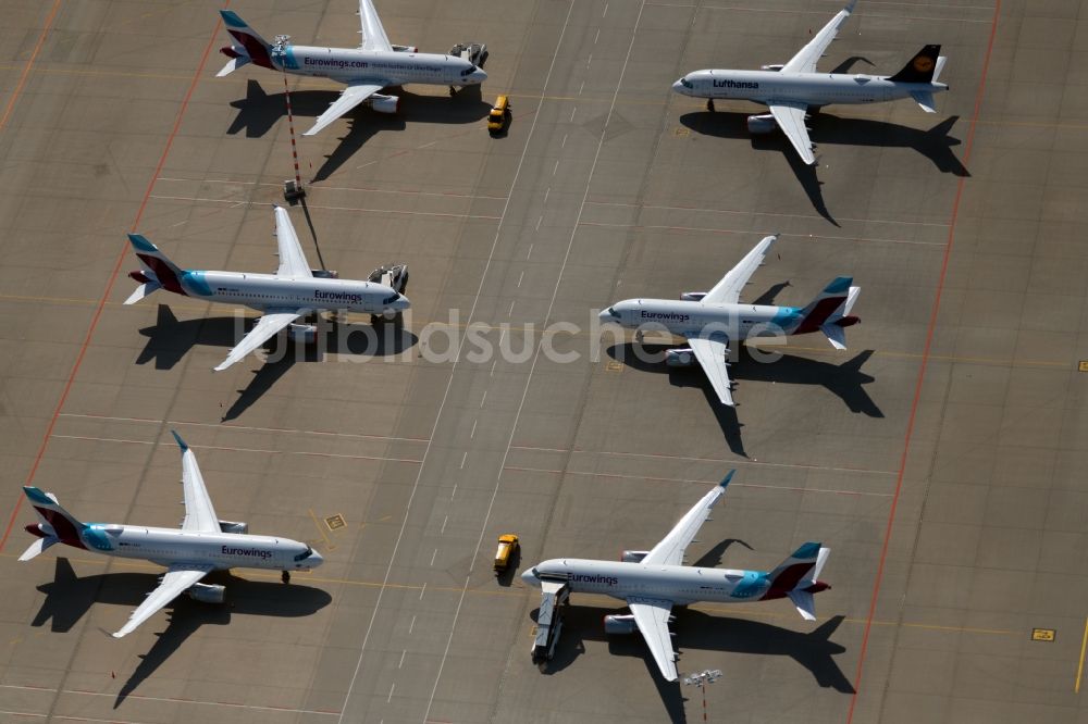 Stuttgart aus der Vogelperspektive: Vorrübergehend stillgelegte Passagierflugzeuge auf dem Flughafen in Stuttgart im Bundesland Baden-Württemberg, Deutschland