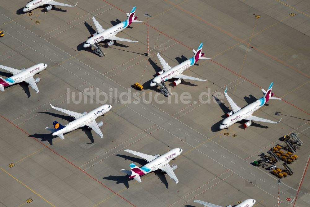 Luftbild Stuttgart - Vorrübergehend stillgelegte Passagierflugzeuge auf dem Flughafen in Stuttgart im Bundesland Baden-Württemberg, Deutschland