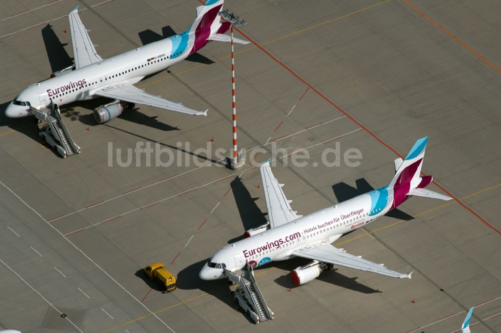 Luftaufnahme Stuttgart - Vorrübergehend stillgelegte Passagierflugzeuge auf dem Flughafen in Stuttgart im Bundesland Baden-Württemberg, Deutschland