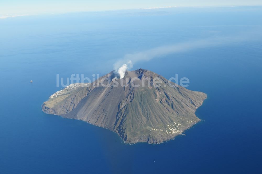 Lipari von oben - Vulkan- Insel Stromboli im Tyrrhenischen Meer in der Gemeinde Lipari in der Provinz Messina in Italien