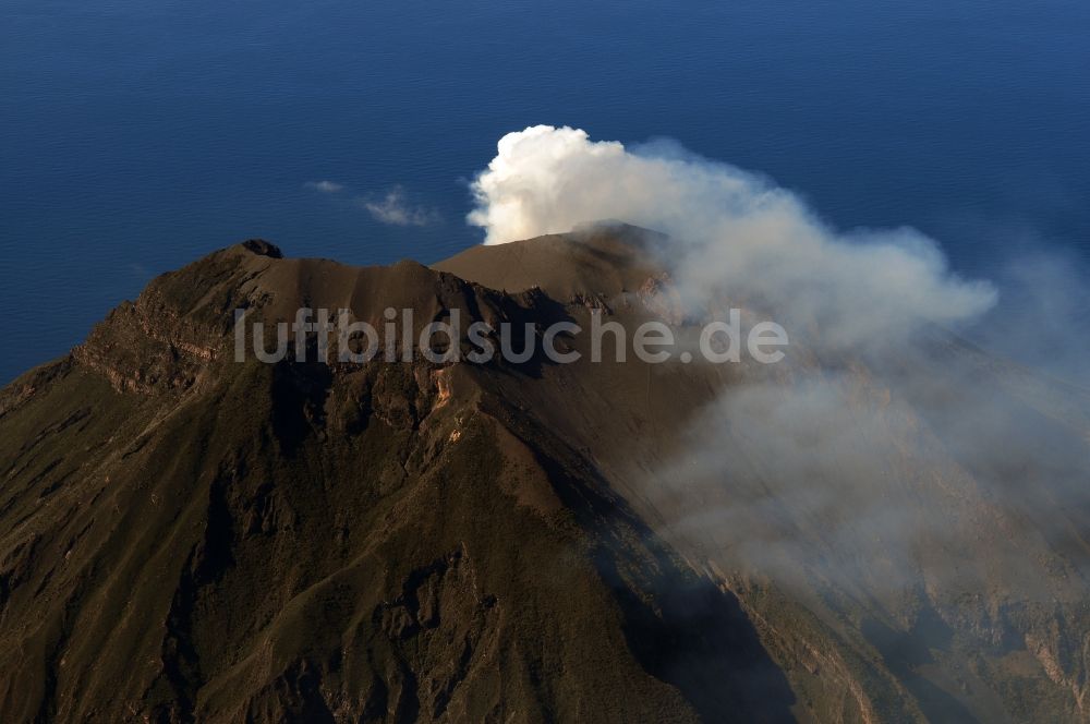 Lipari aus der Vogelperspektive: Vulkan- Insel Stromboli im Tyrrhenischen Meer in der Gemeinde Lipari in der Provinz Messina in Italien