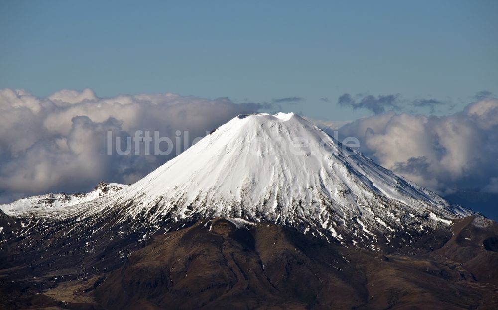 Tongariro National Park von oben - Vulkan- und Krater- Landschaft Mount Ngauruhoe in Tongariro National Park in Manawatu-Wanganui, Neuseeland