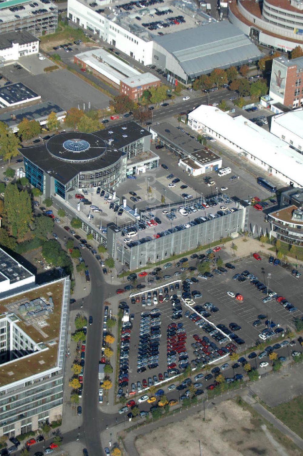 Berlin aus der Vogelperspektive: VW Autohaus in Berlin-Charlottenburg