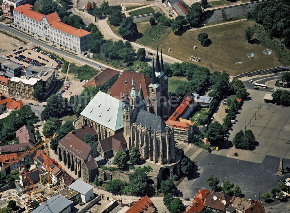 ERFURT aus der Vogelperspektive: Wahrzeichen von Erfurt sind der Mariendom und die Severikirche auf dem Domberg