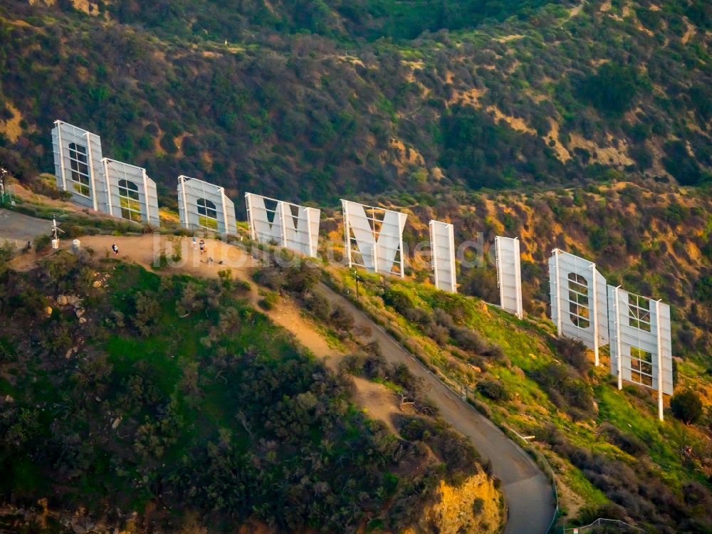 Luftbild Los Angeles - Wahrzeichen Hollywood Sign - Schriftzug auf Mount Lee in Los Angeles in Kalifornien, USA