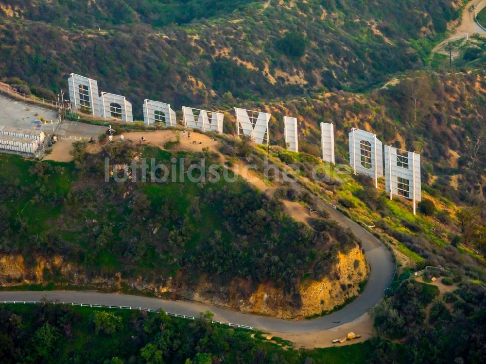 Luftaufnahme Los Angeles - Wahrzeichen Hollywood Sign - Schriftzug auf Mount Lee in Los Angeles in Kalifornien, USA