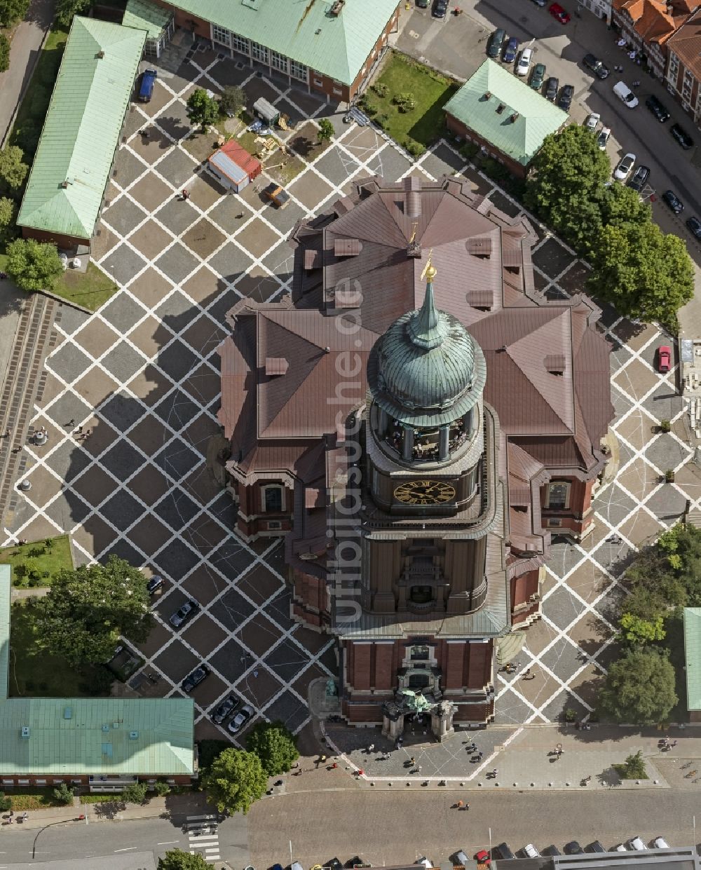 Luftbild Hamburg - Wahrzeichen Michel, die Kirche Sankt Michaelis mit dem markanten Karopflaster in Hamburg