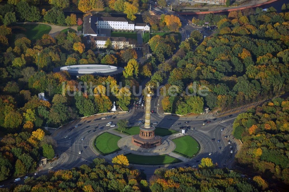 Berlin aus der Vogelperspektive: Wahrzeichen Siegessäule - Goldelse im Tiergarten am Kreisverkehr Großer Stern in Berlin