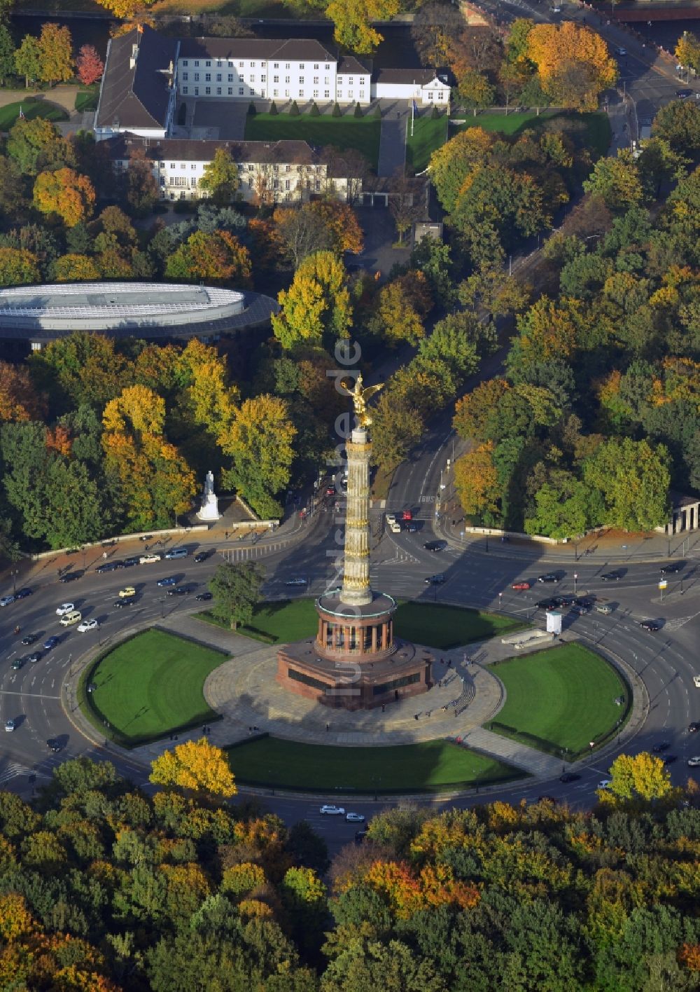 Luftbild Berlin - Wahrzeichen Siegessäule - Goldelse im Tiergarten am Kreisverkehr Großer Stern in Berlin