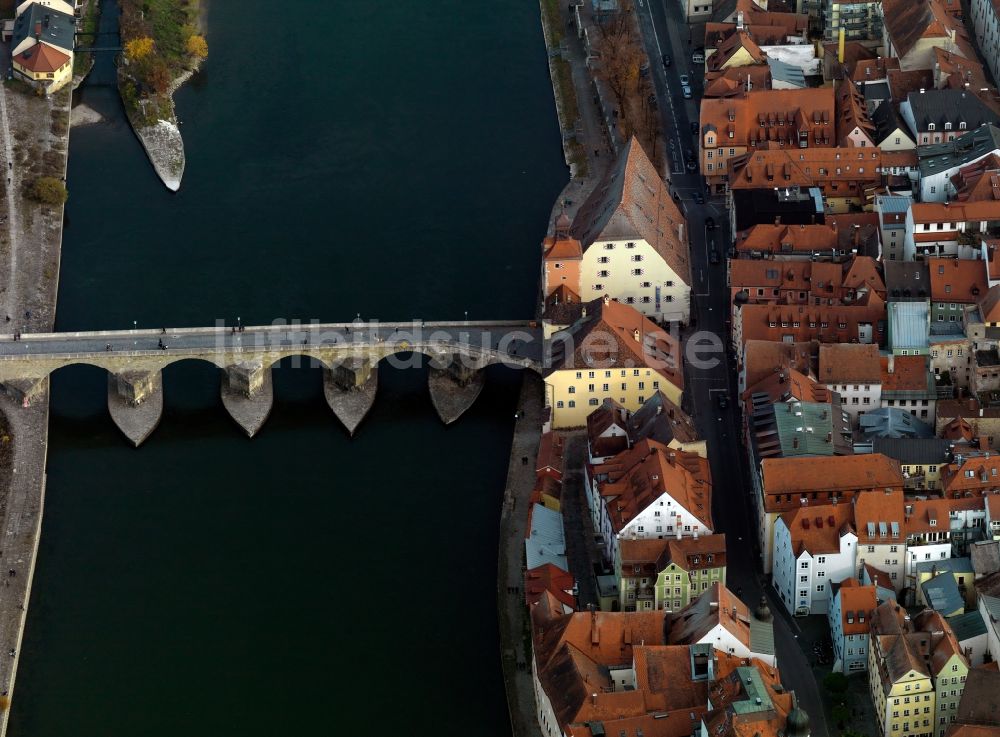 Regensburg von oben - Wahrzeichen der Steinerne Brücke über die Ufer der Donau in Regensburg in Bayern