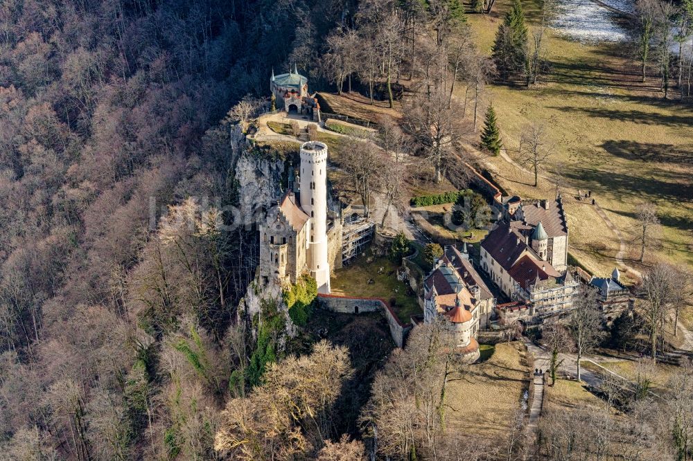 Lichtenstein aus der Vogelperspektive: Wald und Berglandschaft Albtrauf in der Schwäbischen Alb mit dem Schloss Lichtenstein im Ortsteil Unterhausen in Lichtenstein im Bundesland Baden-Württemberg