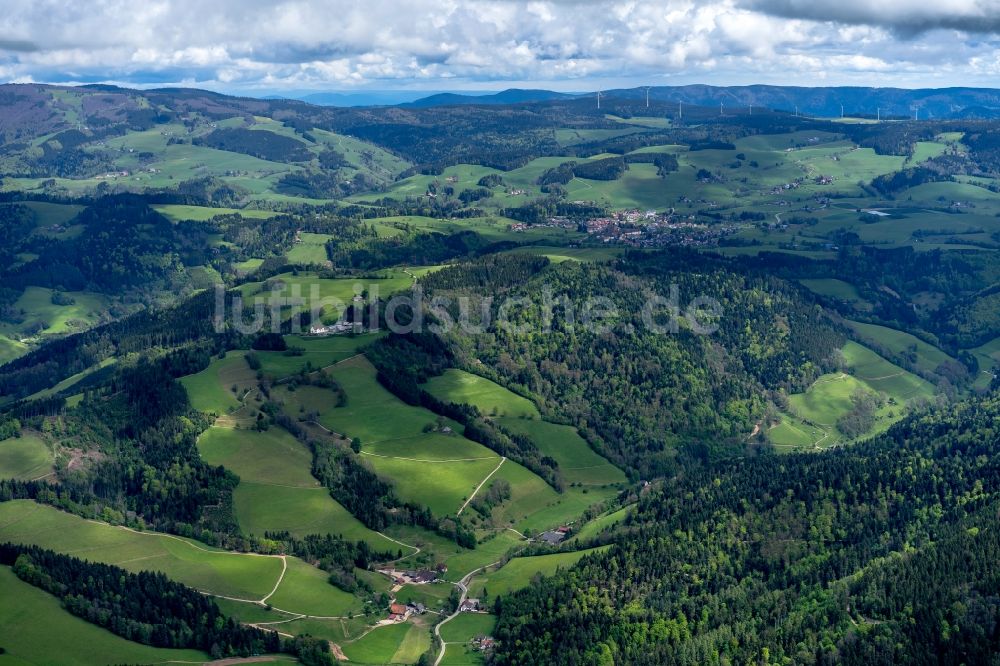 Sankt Peter von oben - Wald und Berglandschaft bei Sankt Peter im Schwarzwald im Bundesland Baden-Württemberg, Deutschland