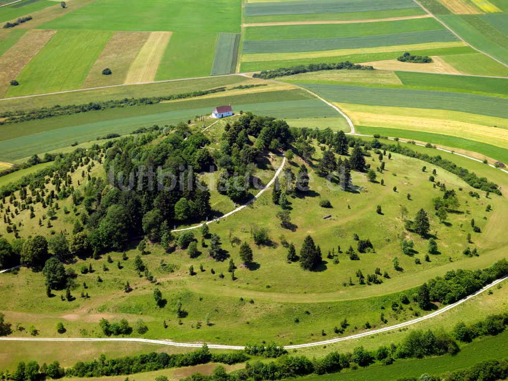 Luftbild Burladingen - Wald Berglandschaft geologische Erhebung des Kornbühl mit Kapelle in Burladingen im Bundesland Baden-Württemberg, Deutschland