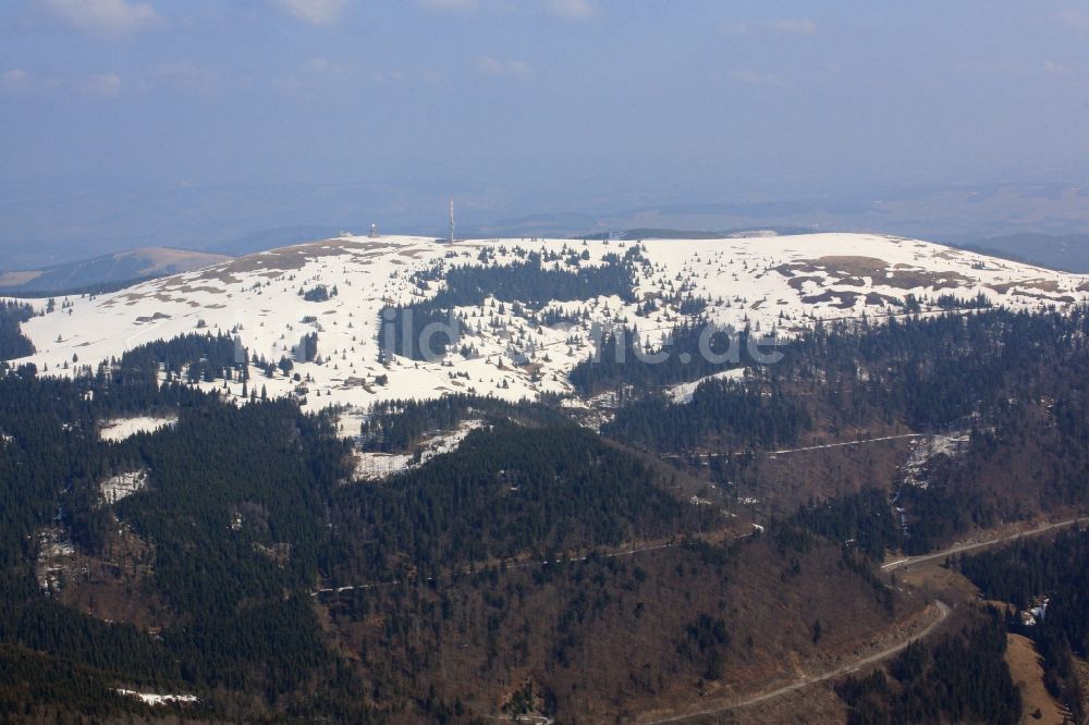 Feldberg (Schwarzwald) von oben - Wald und Berglandschaft der Gipfelregion des Feldberg in Feldberg (Schwarzwald) im Bundesland Baden-Württemberg