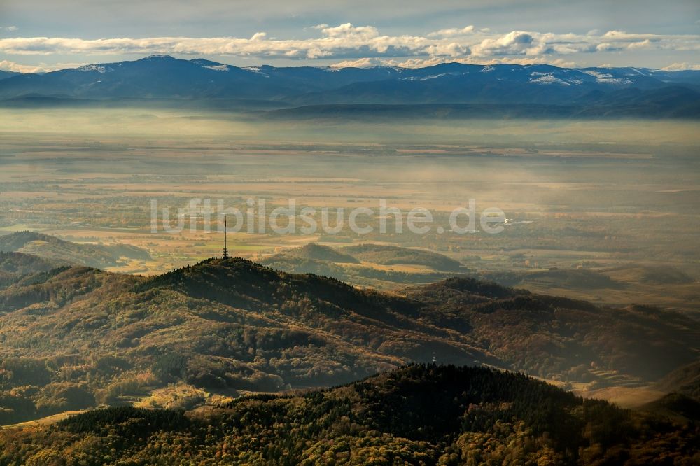 Luftaufnahme Vogtsburg im Kaiserstuhl - Wald und Berglandschaft am Kaiserstuhl in Vogtsburg im Kaiserstuhl im Bundesland Baden-Württemberg, Deutschland