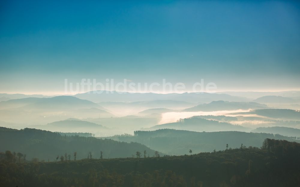 Luftaufnahme Meschede - Wald und Berglandschaft in Meschede im Bundesland Nordrhein-Westfalen