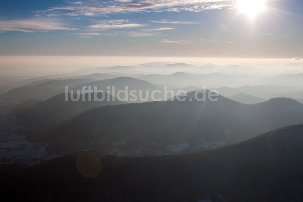 Luftbild Leinsweiler - Wald und Berglandschaft Pfälzerwald im Abendlicht in Leinsweiler im Bundesland Rheinland-Pfalz