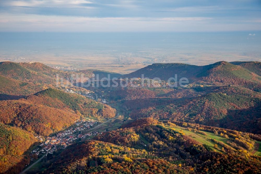 Waldrohrbach von oben - Wald und Berglandschaft des Pfälzerwald im Herbst in Waldrohrbach im Bundesland Rheinland-Pfalz, Deutschland