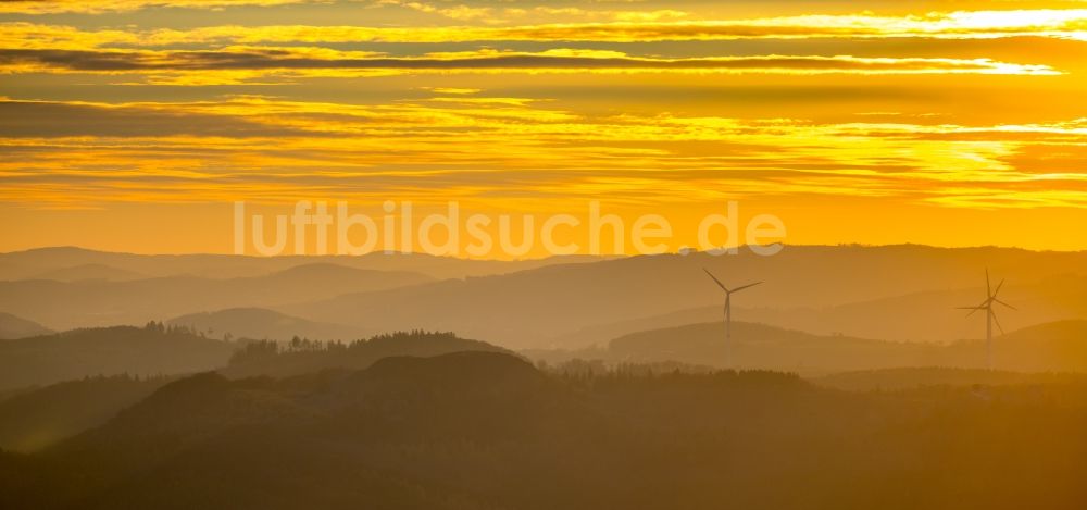 Sundern (Sauerland) von oben - Wald und Berglandschaft der Sauerlandhügel in Sundern (Sauerland) im Bundesland Nordrhein-Westfalen, Deutschland