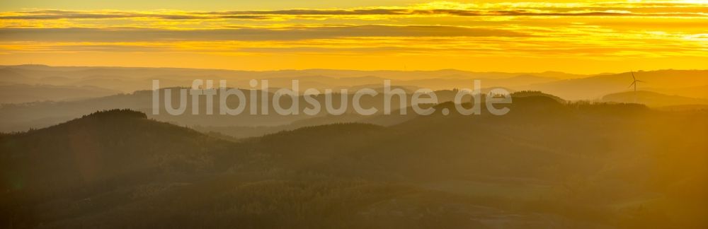 Sundern (Sauerland) von oben - Wald und Berglandschaft der Sauerlandhügel in Sundern (Sauerland) im Bundesland Nordrhein-Westfalen, Deutschland