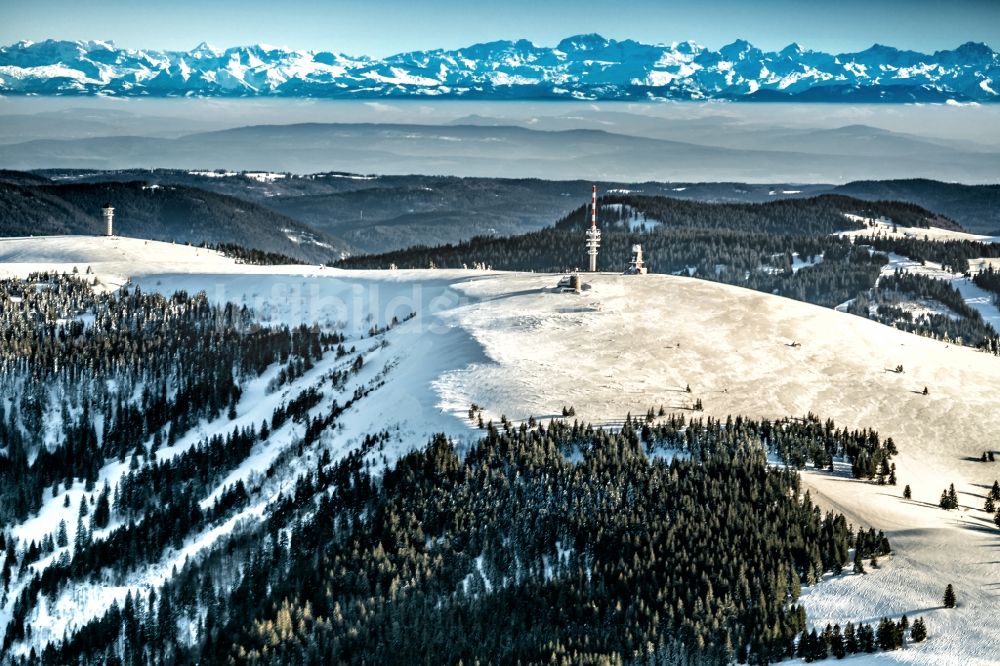 Feldberg (Schwarzwald) aus der Vogelperspektive: Wald und Berglandschaft Schwarzwald mit Feldberg in Feldberg und den Schweizer Alpen (Schwarzwald) im Bundesland Baden-Württemberg, Deutschland