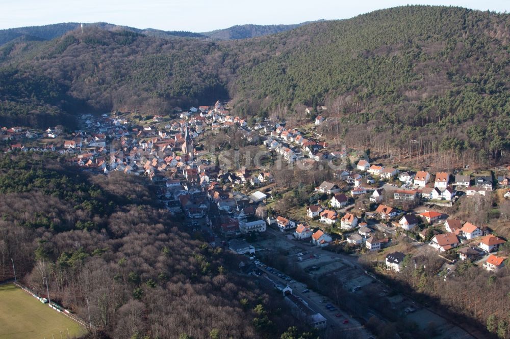 Dörrenbach von oben - Wald und Berglandschaft des südlichen Pfälzerwald in Dörrenbach im Bundesland Rheinland-Pfalz