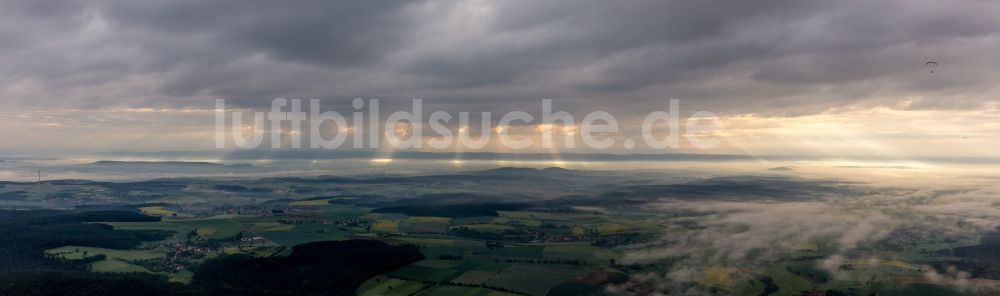 Burgebrach aus der Vogelperspektive: Wald und Berglandschaft des Steigerwald bei Sonnenaufgang in Burgebrach im Bundesland Bayern, Deutschland