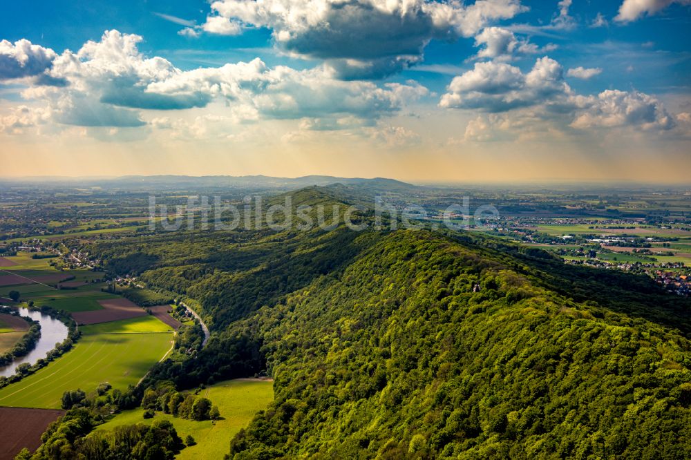 Porta Westfalica von oben - Wald und Berglandschaft Wiehengebirge in Porta Westfalica im Bundesland Nordrhein-Westfalen, Deutschland