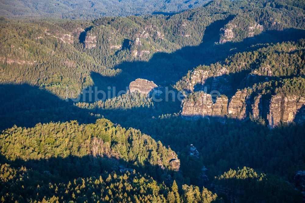 Sächsische Schweiz von oben - Wald und Felsen in der Sächsischen Schweiz im Bundesland Sachsen