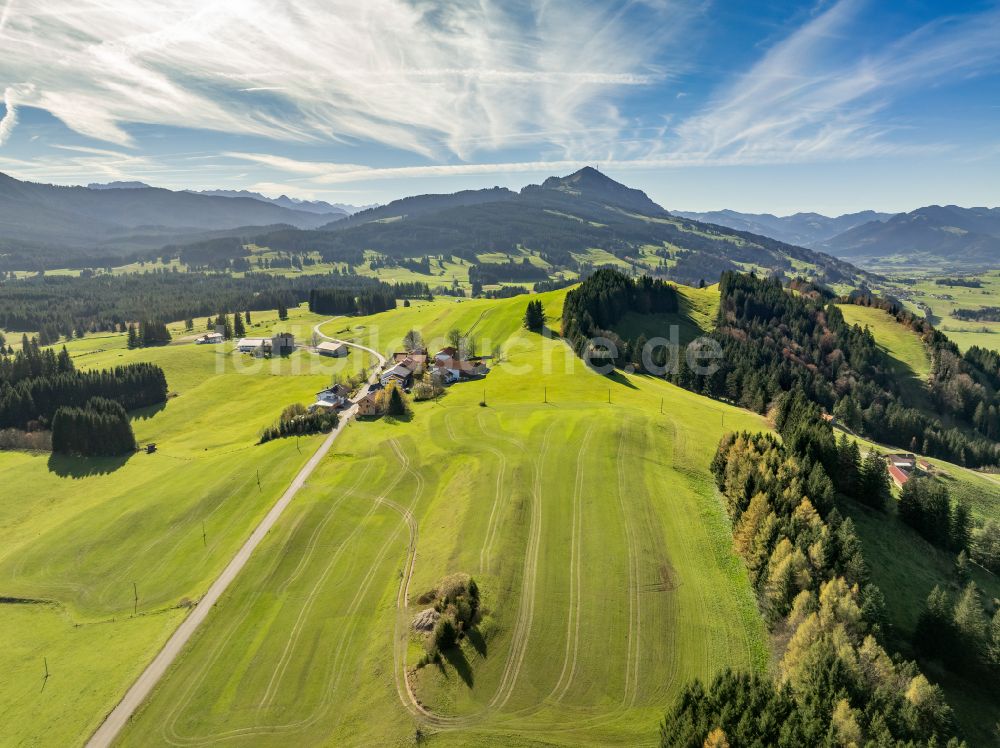 Oberellegg von oben - Wald- und Wiesenlandschaft und Weideland in Oberellegg im Bundesland Bayern, Deutschland