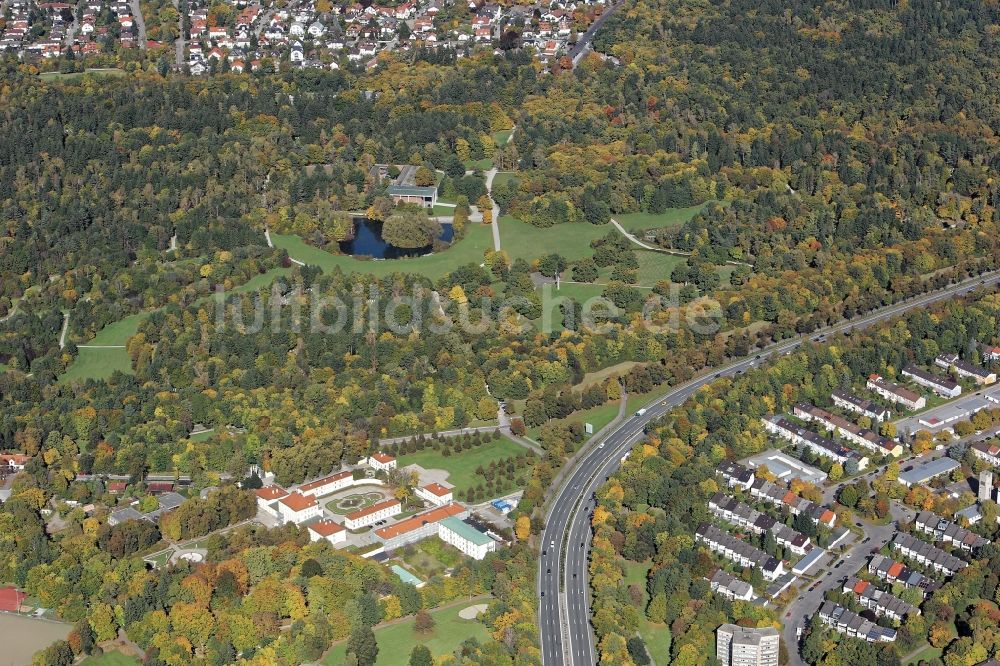 Luftaufnahme München - Waldfriedhof München mit Aussegnungshalle und Gebäudekomplex im Schloßpark von Schloß Fürstenried in München im Bundesland Bayern